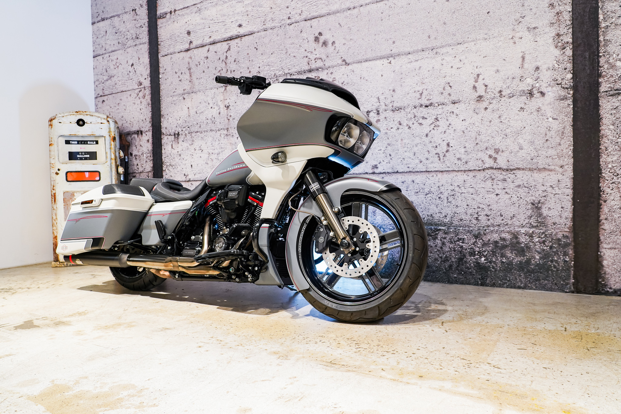 CVO Road Glide -„White & Grey“